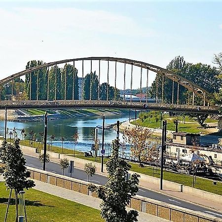 Downtown Apartments Deluxe Gyor Luaran gambar