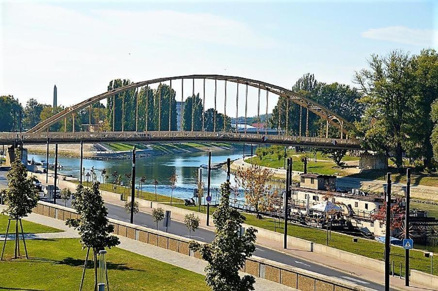 Downtown Apartments Deluxe Gyor Luaran gambar